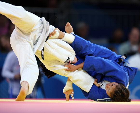 허미미가 29일(현지시각) 프랑스 파리 아레나 샹드마르스에서 열린 2024 파리올림픽 유도 여자 57kg에 출전해 몽골의 엥흐릴렌 라그바토구와 8강전을 치르고 있다. 파리/연합뉴스