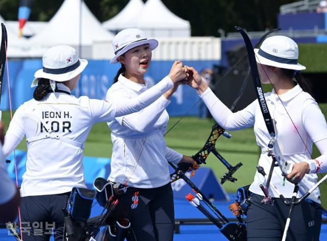 한국 여자 양궁대표팀이 28일(현지시간) 프랑스 파리 레쟁발리드에서 열린 중국을 상대로 2024 파리 올림픽 여자 리커브 단체 결승에 나서기 전 파이팅을 외치고 있다. 파리=서재훈 기자