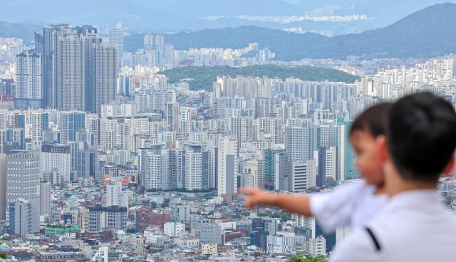 28일 서울 중구 남산에서 바라본 서울 도심 아파트 단지. 뉴스1