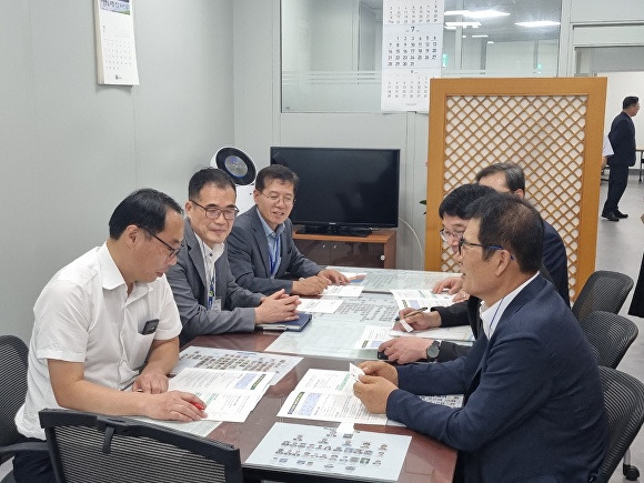 이상익 함평군수(오른쪽)가 국비확보를 위해 중앙부처를 방문, 지역현안을 설명하고 있다 [사진=함평군]