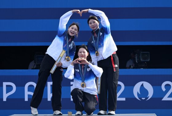 29일(한국시간) 열린 2024 파리올림픽 여자 양궁 단체전에서 금메달을 따낸 대표팀. 파리=김성룡 기자