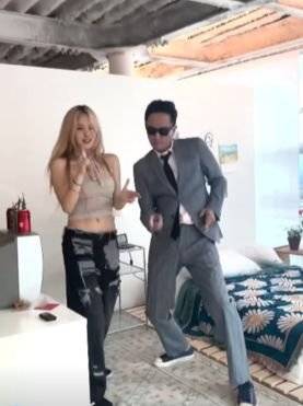 최근 두 사람이 심신의 트레이드마크 권총 춤을 추는 모습이다. [사진 S2엔터테인먼트]