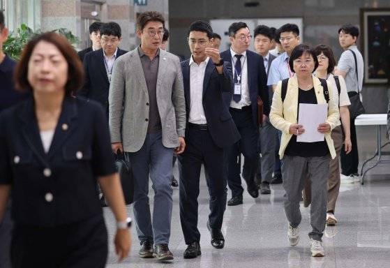 국회 과학기술정보방송통신위원회 김현 간사를 포함한 민주당 소속 위원들이 이진숙 방송통신위원장 후보자가 대전 MBC 재직 시절 사용했던 법인카드 사용 내역을 살펴보기 위해 27일 대전 MBC 사옥으로 들어서고 있다. 연합뉴스