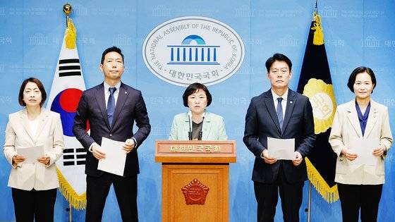 국회 과학기술정보방송통신위원회 김현 더불어민주당 간사를 비롯한 야당 의원들이 28일 오후 서울 여의도 국회 소통관에서 이진숙 방송통신위원장 후보자 법인카드 사적 유용 의혹 검증을 위한 대전 MBC 현장검증 결과를 발표하고 있다. 뉴스1