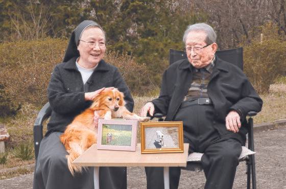 윤공희 대주교와 엔다 수녀가 반려견 노마를 데리고 대화하고 있다. 나주=김한솔PD