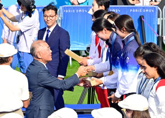 정의선 현대차그룹 회장이 28일(현지시간) 2024파리올림픽 양궁 여자 단체전 경기에서 금메달 획득 한 대표팀에게 시상을 하고 있다. 사진 대한양궁협회