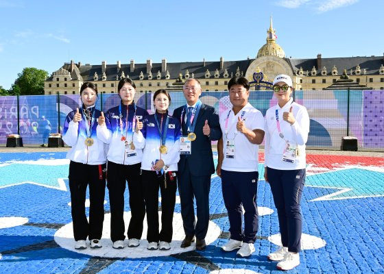 정의선 현대차그룹 회장이 28일(현지시간) 2024파리올림픽 양궁 여자 단체전 경기에서 금메달을 획득한 대표팀 선수들과 기념촬영을 하고 있다. 사진 대한양궁협회