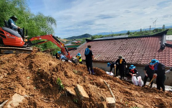 주말인 지난 27일 충남 부여군에서 자원봉사자와 공무원들이 피해 복구를 하고 있다. [사진 부여군]