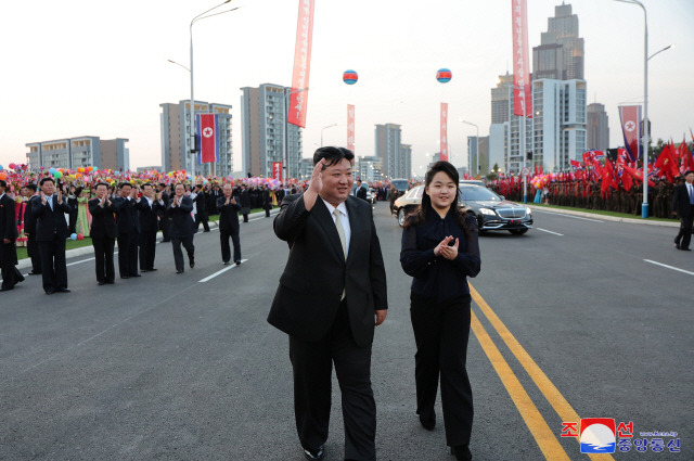 ▲ 김정은 북한 국무위원장과  둘째 딸 주애가 지난 5월 14일 전위거리 준공식에 참석한 모습 [조선중앙통신·연합뉴스]