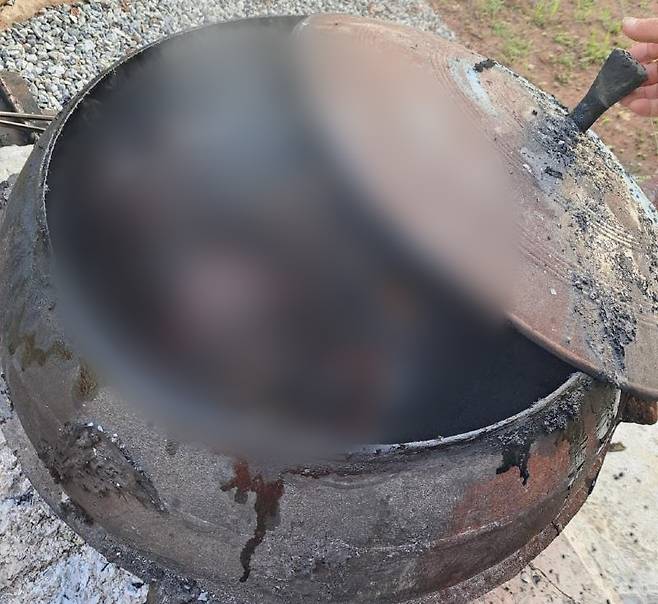 ▲ 이웃집 가마솥에서 발견된 동물 사체 추정 물체 [인터넷 커뮤니티 보배드림]