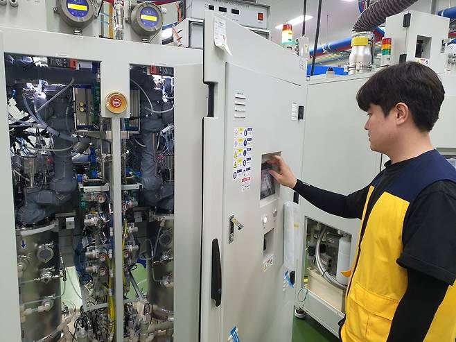 신한국 사원이 스크러버 장비를 테스트하고 있다. 화성=윤현주 기자