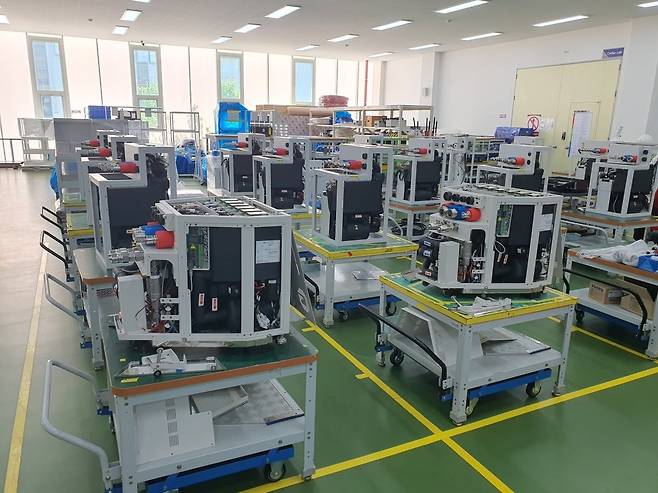 반도체 공정 온도 조절 장치인 칠러 조립 현장. 화성=윤현주 기자