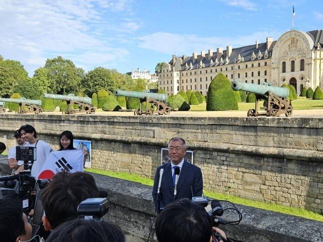 파리 현지에서 취재진과 만난 정의선 현대차그룹 회장. 사진=대한양궁협회