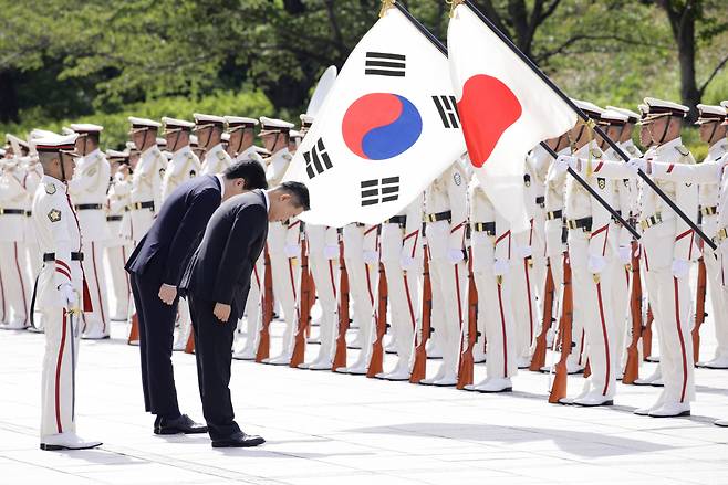 South Korean Defense Minister Shin Won-sik (right) receives the guard of honor with Japanese Defense Minister Minoru Kihara (left) ahead of their bilateral meeting at the Defense Ministry in Tokyo, Japan on Sunday. (Pool via EPA)