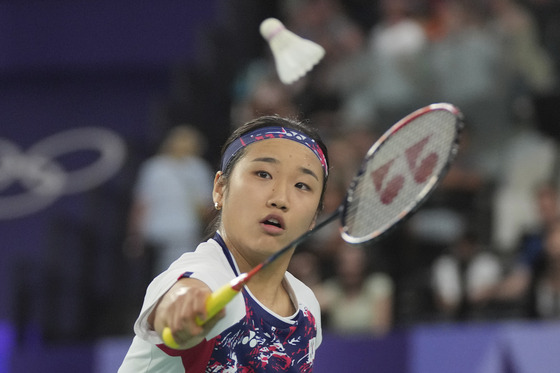 Korea's An Se-young plays against Bulgaria's Kaloyana Nalbantova during their women's singles badminton group stage match at Port de la Chapelle Arena at the Paris Olympics in Paris on Sunday. [AP/YONHAP]