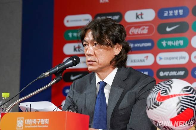 홍명보 한국축구대표팀 감독이 29일 서울 종로구 축구회관에서 열린 취임 기자회견에서 발언하고 있다.