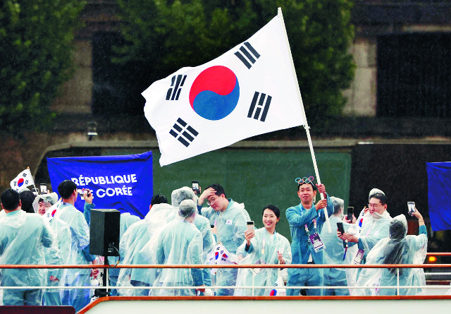 한국 선수단이 프랑스 센강에서 배를 타고 개회식에 등장하고 있는 장면. 파리=윤웅 기자