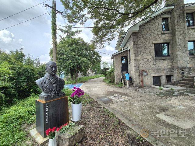 우당 이회영 선생의 흉상이 기념관 입구에서 관람객을 맞이하고 있다.