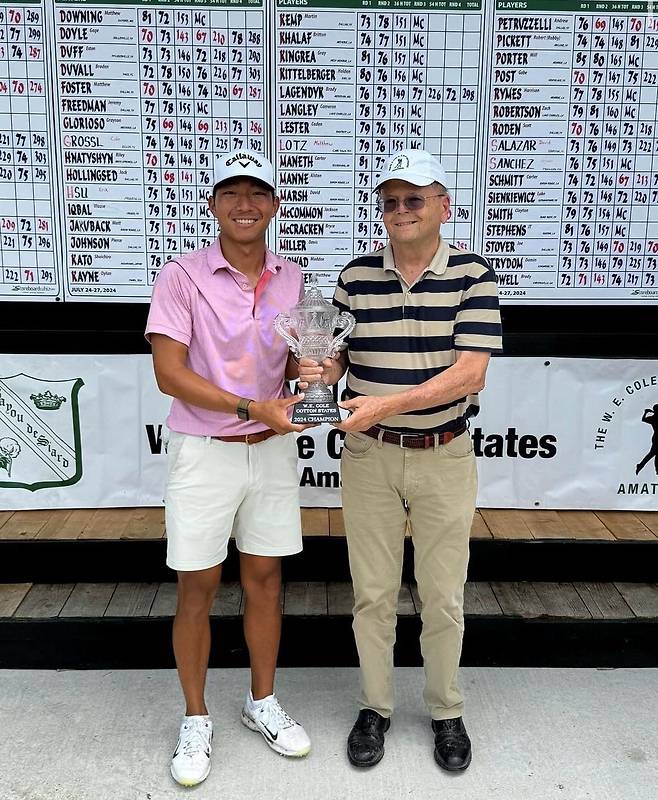 지난 28일 아마추어 대회에서 우승한 최경주의 차남 최강준(왼쪽).