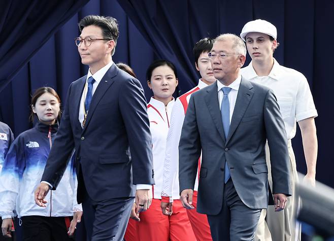 정의선 현대자동차그룹 회장(오른쪽)과 김재열 삼성글로벌리서치 사장이 29일(한국시간) 프랑스 파리 레쟁발리드 특설 사로에서 열린 2024 파리올림픽 양궁 여자 단체전 시상식에서 시상자로 참석하고 있다. /사진=뉴스1