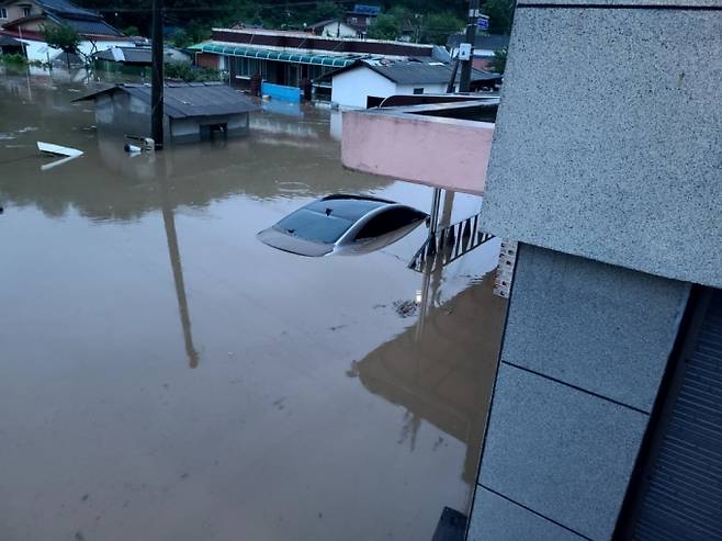 지난 10일 충남 논산시 벌곡면 신양2리 마을에는 기습 호우가 내리면서 지붕 아래까지 물이 차고 주차된 차들이 반쯤 잠겼다. /사진=독자제공