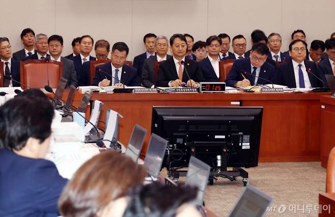 안덕근(왼쪽 두번째) 산업통상자원부 장관이 29일 오전 서울 여의도 국회에서 열린 산업통상자원중소벤처기업위원회 전체회의에서 의원들의 질의를 듣고 있다. 2024.07.29.  /사진=뉴스1