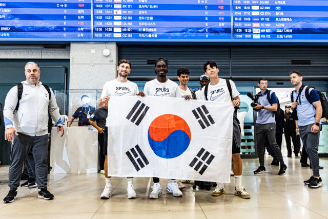 한국에 입국한 손흥민과 아치 그레이/쿠팡플레이