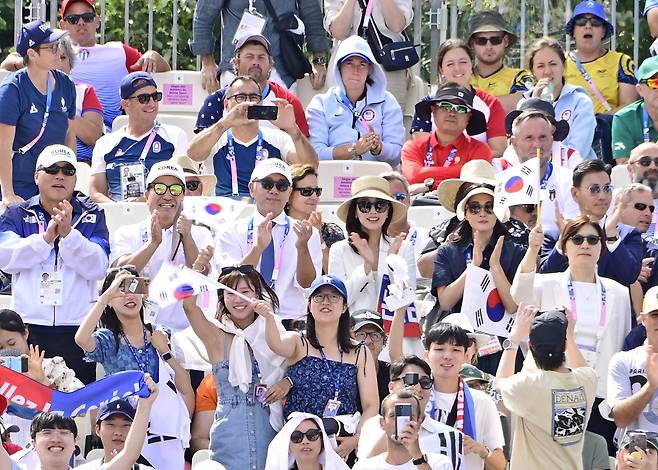 정의선 현대차그룹 회장이 28일(현지시간) 파리 대회 양궁 여자 단체전 경기를 찾아 삼성그룹 오너가와 관람석에서 응원을 하고 있다. 가운데 줄 왼쪽 세 번째부터 정 회장, 정 회장의 부인 정지선 여사, 이서현 삼성물산 전략기획담당 사장, 김재열 IOC위원. [대한양궁협회 제공]