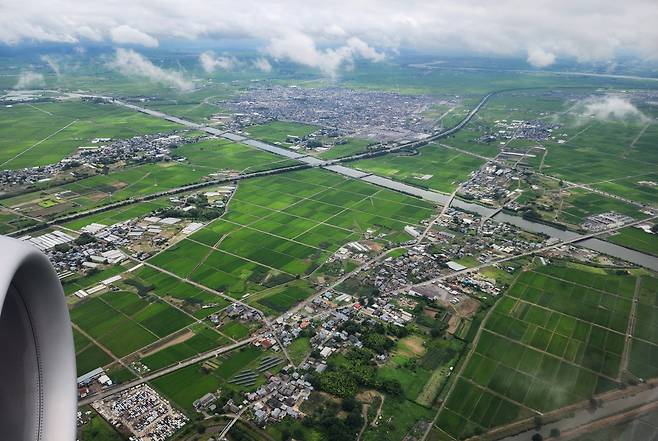 하늘에서 본 니가타 평야. 착륙이 임박했는데 도심 근처 까지 인간을 살리는 푸른 대지는 드넓게 펼쳐져 있었다.