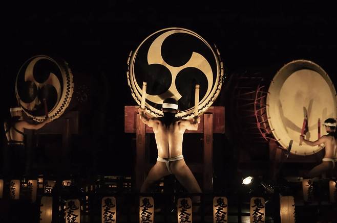 ‘대지의 예술제’에서 펼쳐지는 수많은 퍼포먼스 중 고구려의 삼족오 문양의 북을 두드리는 공연도 있었다.[대지의 예술제 홈페이지]