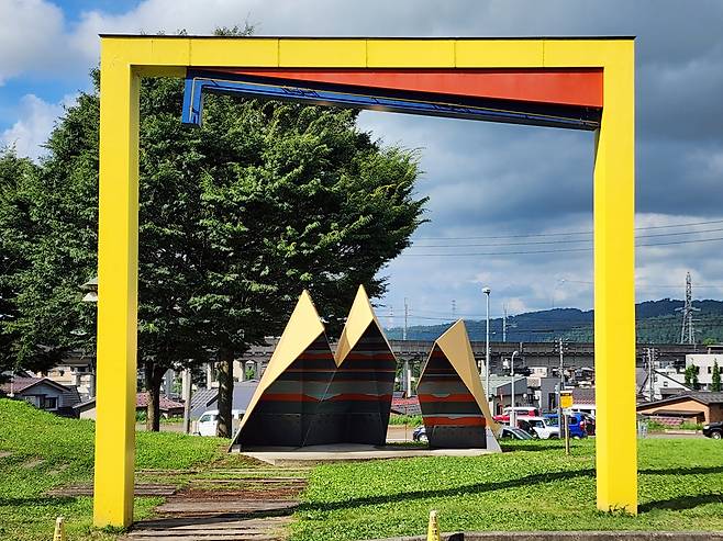 일본이나 한국이나 옛 농부들은 눈,비가 오면 도롱이를 쓴채 논밭으로 나갔다. 도롱이를 형상화한 대지예술제 작품(에치고-쓰마리 사토야마 현대 미술관, MonET:모네 입구)