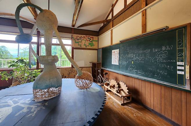 미술관(그림책과 나무열매 미술관)으로 바뀐 폐교의 칠판에는 마지막 학생 3명의 사랑 우정 존경의 글귀가 남아있다.