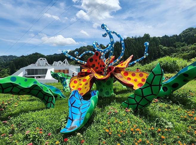 대지의 예술제 한 거점인 마쓰다이 노부타이(농업무대) 옆 구릉지 꼭대기에 만들어진 거대 조각품 ‘꽃피는 쓰마리’ ©구사마야요이