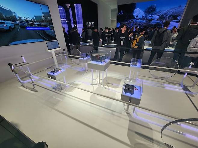 [사진=뉴시스] 유희석 기자 = 현대차그룹 포티투닷이 올해 1월 미국 라스베이거스에서 열린 'CES 2024'에서 공개한 소프트웨어 정의 차(SDV)의 전기·전자 아키텍처 모습. 2024.07.29 photo@newsis.com *재판매 및 DB 금지