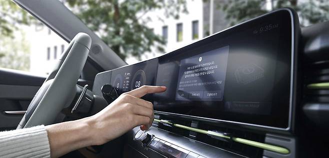 [사진=뉴시스] 무선 소프트웨어 업데이트 기능을 지원하는 현대차 코나 일렉트릭(EV). (사진=현대차그룹 제공) 2024.07.29 photo@newsis.com *재판매 및 DB 금지