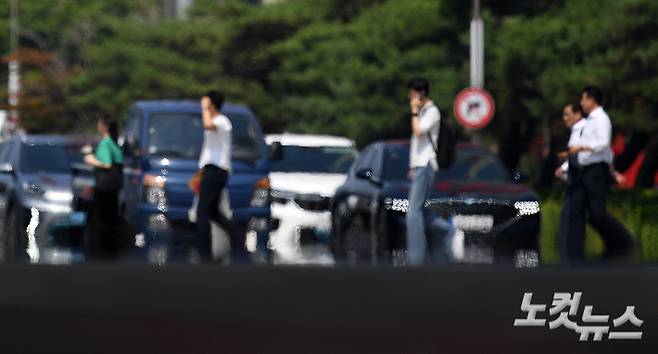 불볕더위가 기승을 부리며 도로에 지열로 인한 아지랑이가 피어오르고 있다. 박종민 기자