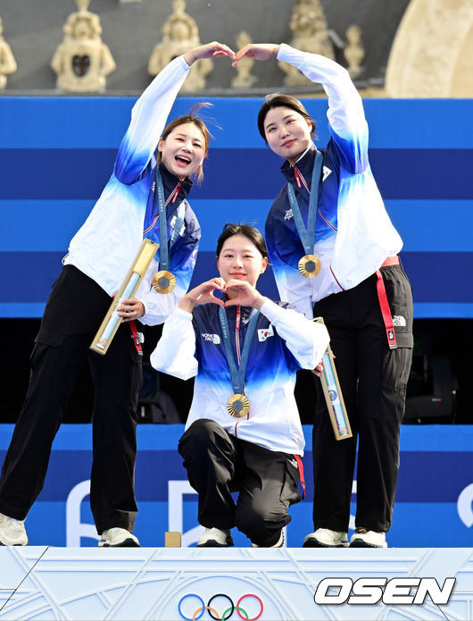 [OSEN=파리(프랑스), 최규한 기자] 한국 여자 양궁이 올림픽 10연패 대기록을 쐈다.임시현(한국체대), 남수현(순천시청), 전훈영(인천시청)으로 구성된 한국 양궁 대표팀은 29일 (한국시간) 프랑스 파리 앵발리드에서 열린 ‘2024 파리올림픽’ 양궁 여자 리커브 단체전 결승서 중국(안치쉬안, 리지아만, 양사오레이) 상대로 5-4(56-53, 55-54, 51-54, 53-55, )로 승리하면서 대회 10연패를 달성했다.금메달을 거머쥔 임시현, 남수현, 전훈영이 시상대에 올라 세리머니를 하고 있다. 2024.07.29 / dreamer@osen.co.kr