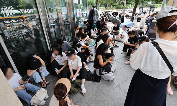 지난 25일 서울 강남구 티몬 본사 앞에서 환불을 원하는 피해자들이 사측을 기다리고 있다. 연합뉴스