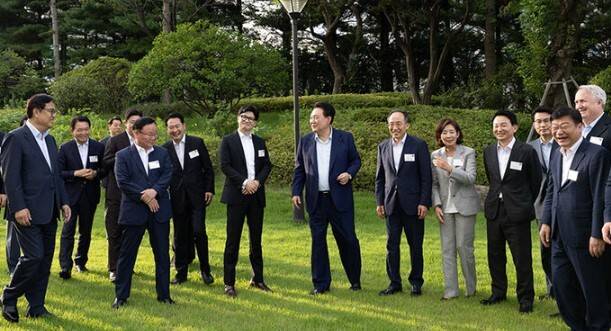 윤석열 대통령이 지난&nbsp;24일 서울 용산 대통령실 야외정원 ‘파인그라스’에서 열린 국민의힘 신임 지도부 및 당대표 후보 출마자들과의 만찬에서 참석자들과 웃으며 대화하고 있다. 왼쪽부터 정진석 대통령 비서실장, 성일종 사무총장, 두 명 건너뛰고 김재원 최고위원, 장동혁 최고위원, 한동훈 당 대표, 윤 대통령, 추경호 원내대표, 나경원 의원, 원희룡 전 국토교통부 장관, 윤상현 의원, 정점식 정책위의장, 인요한 최고위원. 대통령실 제공