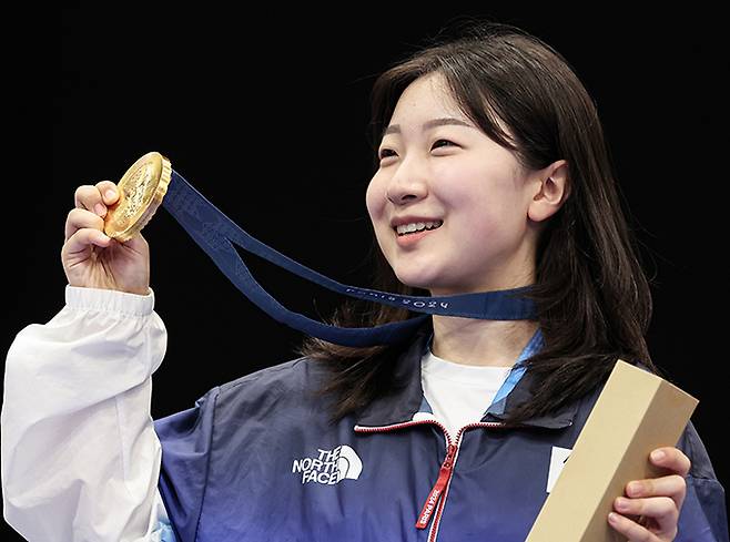 대한민국 사격 대표팀 반효진이 29일(한국시간) 프랑스 샤토루 슈팅 센터에서 열린 2024 파리올림픽 사격 공기소총 10m 여자 시상식에서 금메달을 들어보이고 있다.샤토루(프랑스)=뉴스1