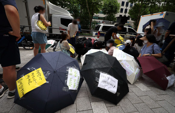 티몬·위메프 미정산 피해자들이 28일 서울 강남구 큐텐(티몬·위메프의 모기업) 본사 앞에서 환불 및 대책 마련 등을 촉구하고 있다. 뉴시스