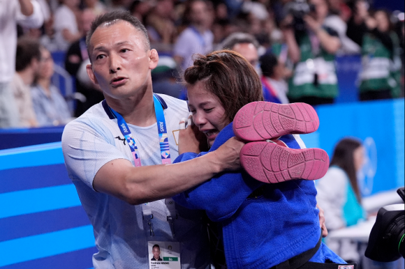 오열하는 아베 우타. AP 연합뉴스