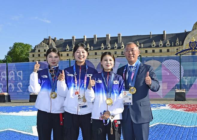 정의선 현대차그룹 회장이 여자 양궁 단체 국가대표 선수들(왼쪽부터 남수현, 임시현, 전훈영)과 기념 촬영하는 모습. 사진제공 ｜대한양궁협회