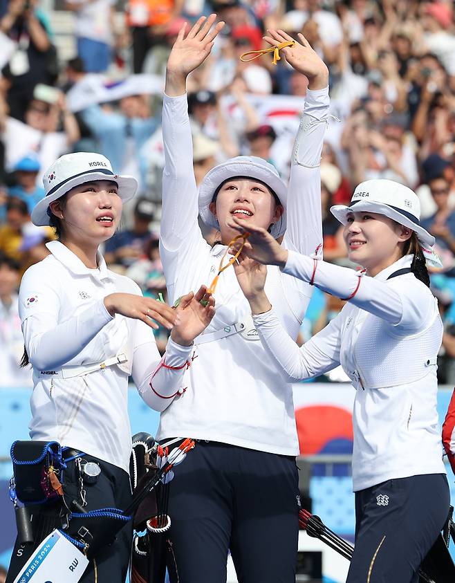 올림픽 10연패를 달성한 한국 여자 양궁대표팀 남수현, 임시현, 전훈영이 29일 프랑스 파리 레쟁발리드 양궁 경기장에서 열린 2024 파리올림픽 양궁 여자단체 결승전에서 우승을 확정지은 뒤 기뻐하고 있다.  연합뉴스