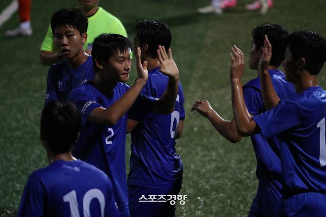 충북 제천시 제천축구센터에서 24일 열린 제57회 대통령금배 전국고등학교축구대회 경기 HSFAU18과 경기 안양공고의 20강전 경기에서 안양공고 선수들이 득점 후 기뻐하고 있다. 정효진 기자