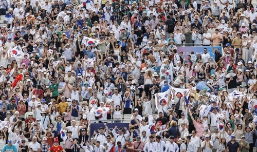 28일(현지시간) 프랑스 파리 레쟁발리드에 양궁 경기장에서 열린 2024 파리올림픽 양궁 여자단체전 중국과 결승전을 찾은 관중들이 태극기를 들고 우리 선수들을 응원하고 있다.   연합뉴스