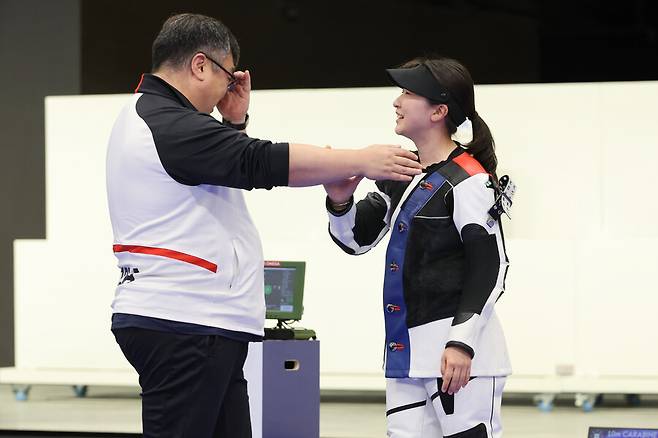 ▲ 반효진은 29일(이하 한국시간) 프랑스 샤토루 슈팅센터에서 열린 2024 파리 올림픽 사격 공기소총 10ｍ 여자 결선에서 금메달을 획득했다. 반효진의 금메달로 한국 사격 선수단은 이번 대회 4번째 메달을 기록했다. 한국 사격은 대회 첫날인 27일 공기소총 10ｍ 혼성에서 박하준(KT)-금지현(경기도청)이 은메달을 따고, 28일 공기권총 10ｍ 여자 결선에서는 오예진(IBK기업은행)과 김예지(임실군청)가 각각 금메달과 은메달을 휩쓸었다. ⓒ연합뉴스