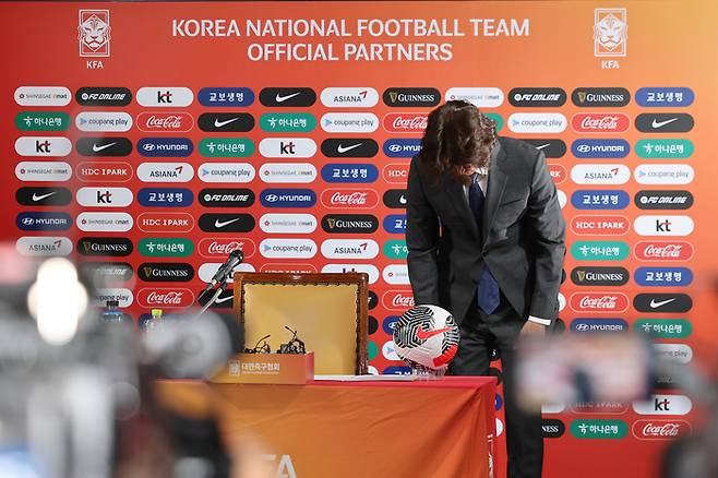 홍명보 한국  남자축구대표팀 감독이 29일 오전 서울 종로구 축구회관에서 열린 취임 기자회견에서 고개숙여 인사하고 있다. 연합뉴스