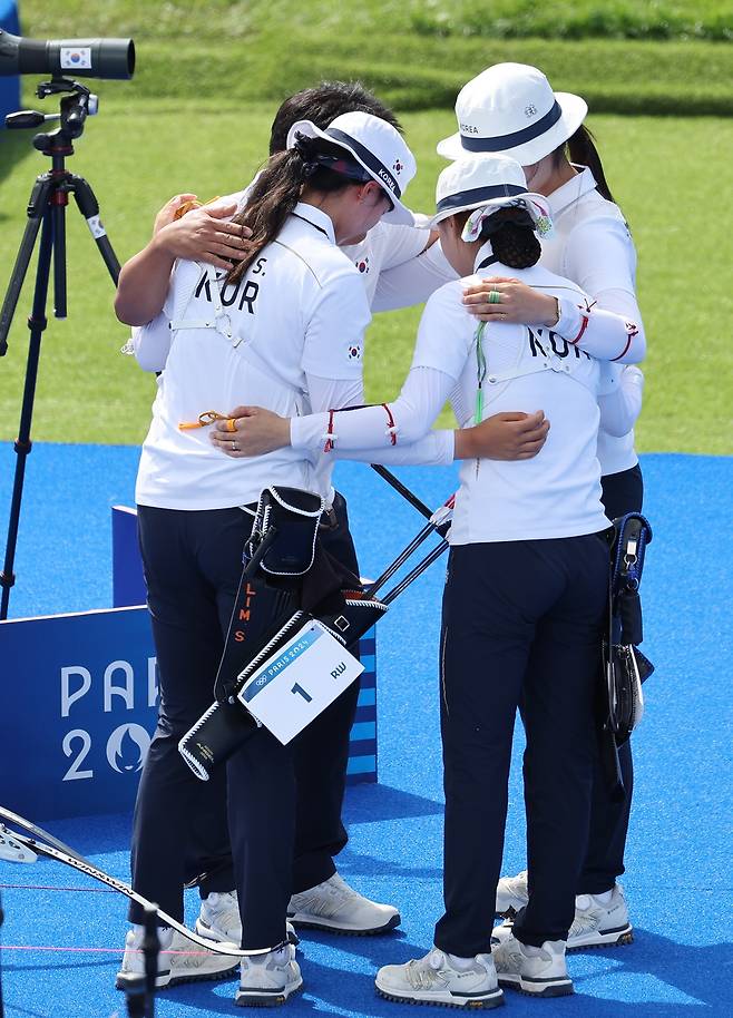 임시현(21·한국체대), 남수현(19·순천시청), 전훈영(30·인천시청)으로 구성된 한국 여자 양궁 대표팀이 28일(현지시간) 프랑스 파리 레쟁발리드에서 열린 2024 파리 올림픽 여자 양궁 단체전에서 금메달을 따냈다. 대만, 네덜란드, 중국을 차례로 격파하고 10회 연속 금메달의 위업을 달성했다. 여자 단체전이 1988 서울 올림픽부터 채택된 이후 모든 금메달을 휩쓰는 역사를 썼다. 사진 연합뉴스