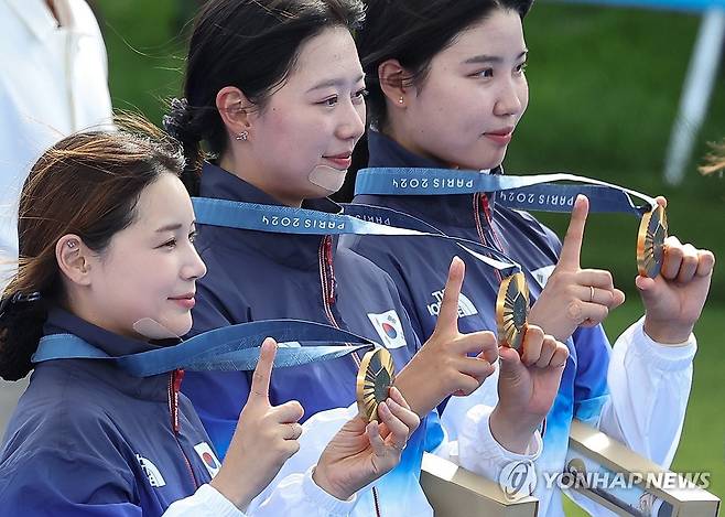 올림픽 10연패 금메달 (파리=연합뉴스) 황광모 기자 = 올림픽 10연패를 달성한 한국 여자 양궁대표팀의 전훈영(왼쪽부터), 임시현, 남수현이 28일(현지시간) 프랑스 파리 레쟁발리드 양궁 경기장에서 열린 2024 파리올림픽 양궁 여자단체 시상식에서 손가락과 금메달로 올림픽 10연패 세리머니를 하고 있다. 2024.7.29 hkmpooh@yna.co.kr